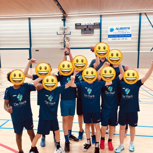 Wat een fantastisch team met een geweldige coach! En zeker niet te vergeten alle klasgenoten en ouders die hebben aangemoedigd!Het resultaat: 1e prijs! 🏆 #handbaltoernooi