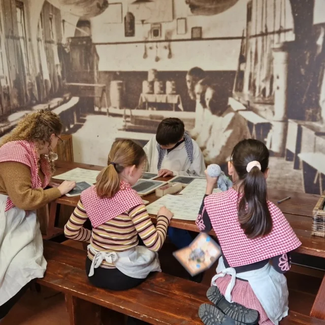 Groep 5/6 heeft vanochtend genoten van een excursie naar Veenhuizen!De kinderen hebben ervaren hoe het leven van een weeskind was 200 jaar geleden. Zelf op onderzoek uit, maar ook aan de slag met allerlei opdrachten. Sokken stoppen, schrijven, netjes lopen in de rij...We hebben een heleboel geleerd vandaag! #noordenveld #cultuurmenu #veenhuizen_gevangenismuseum