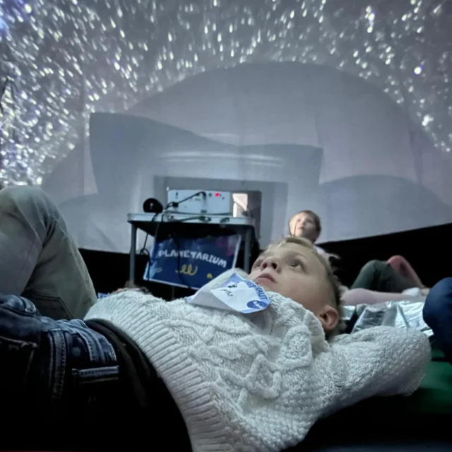 Als afsluiting van het thema 'in de ruimte' bij de kleuters, vandaag een Planetarium in het speellokaal en een echt astronautenfeestje! 🚀👨🏼‍🚀🤩 #thematischonderwijs #noorderbasis